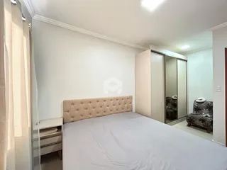 Quarto com cama e armário em ambiente claro.