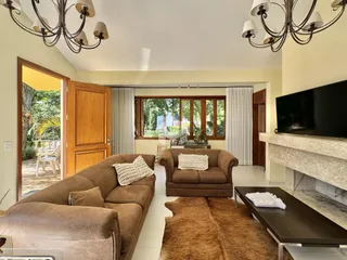 Sala de estar com sofá e janela de madeira em Lajeado, Brasil.