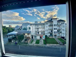 Fachada de uma residência em Lajeado, Brasil, com jardim frontal.