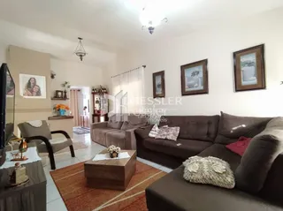 Sala de estar com sofá e tapete em ambiente interno.