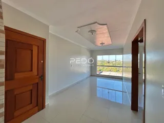 Hall de entrada com piso claro e portas de madeira em um imóvel no Brasil.