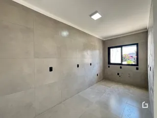 Parede interna com revestimento de cerâmica cinza claro em um imóvel.