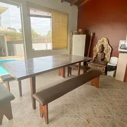 Foto de uma mesa de jantar em um ambiente interno com piso de cerâmica.