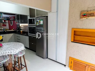 Foto da cozinha e da área de jantar de uma residência.