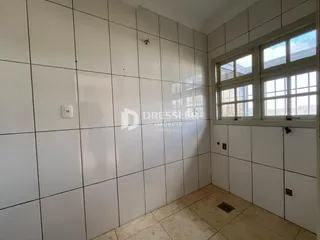 Parede interna com revestimento cerâmico e piso de cerâmica clara.