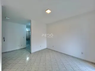 Hall de entrada com piso cerâmico claro e paredes brancas.