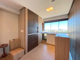 Interior de um apartamento moderno com vista para a paisagem.