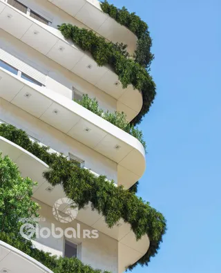 Fachada de um prédio em Lajeado, Brasil, coberta por vegetação verde.