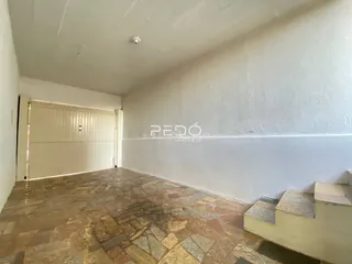 Ambiente interno com piso de cerâmica e parede branca.