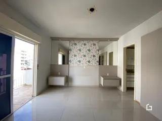 Vista interna de um ambiente com paredes brancas e piso claro.