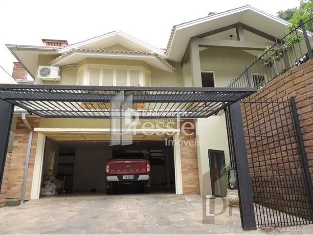 Fachada de uma casa em Lajeado, Brasil, com estrutura de metal.