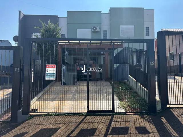 Fachada de uma residência em Lajeado, Brasil, com portão de ferro.
