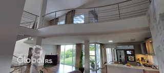 Vista de um apartamento com sacada e piso de madeira.