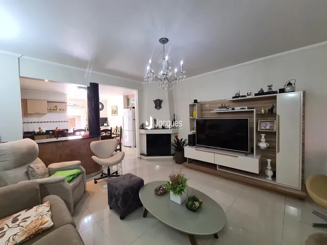 Sala de estar com decoração moderna e lareira em um imóvel no Brasil.