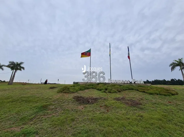 Paisagem de campo com grama e árvores em Lajeado.
