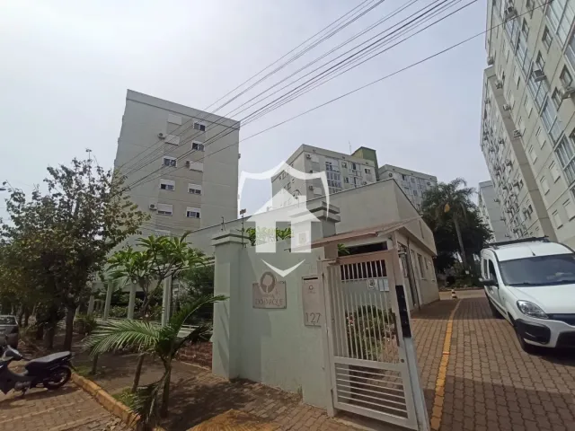 Fachada de uma residência em Lajeado, Brasil, com portão de entrada.