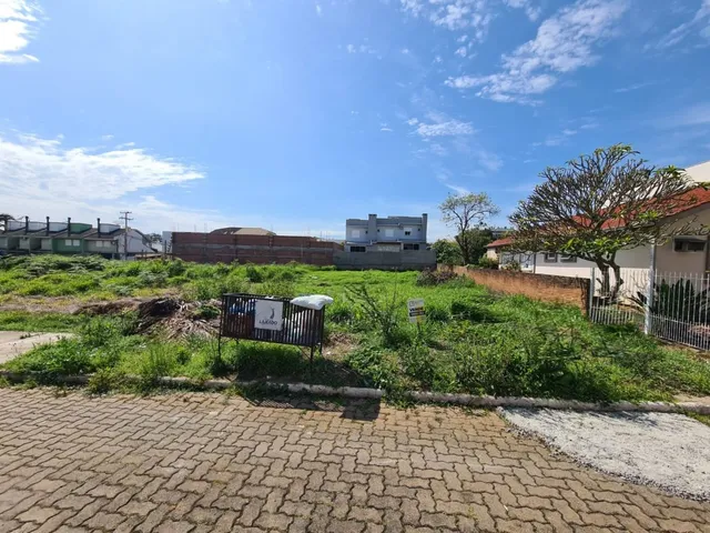Vista externa de um terreno com vegetação e área de terra.