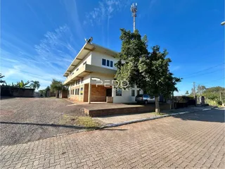A fachada de uma casa em Lajeado, Brasil, sob um céu azul.