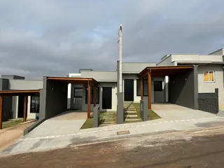 Fachada externa de uma casa moderna em Lajeado, Brasil, com área de entrada coberta.