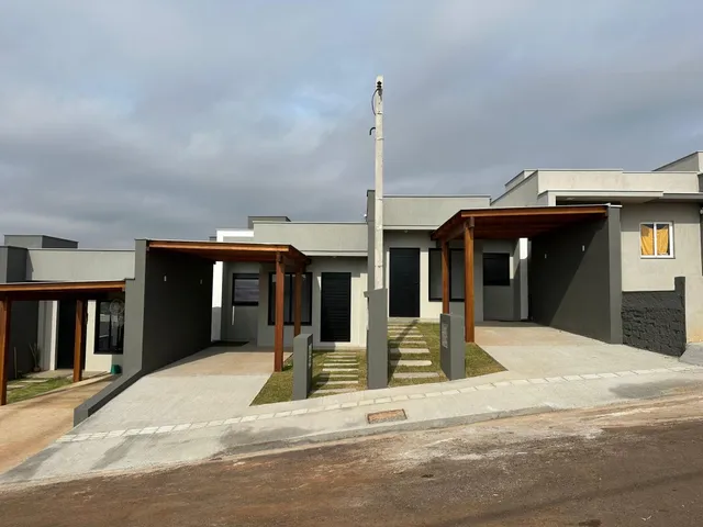 Fachada externa de uma casa moderna em Lajeado, Brasil, com área de entrada coberta.