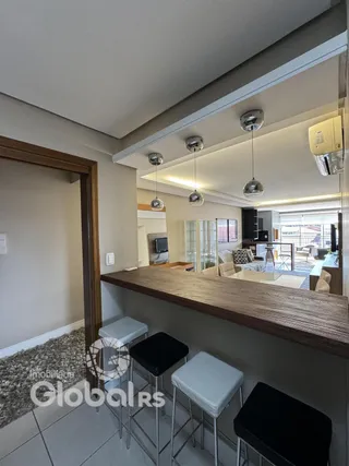 Vista de um ambiente interno com bancada de madeira.