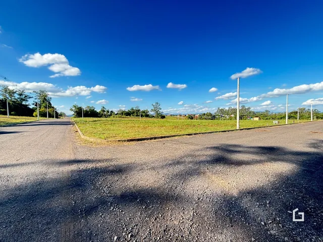 Vista externa da propriedade com estrada e área verde.