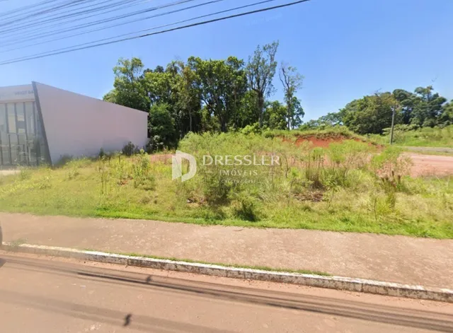 Fachada de uma propriedade em Lajeado, Brasil, com vegetação ao redor.