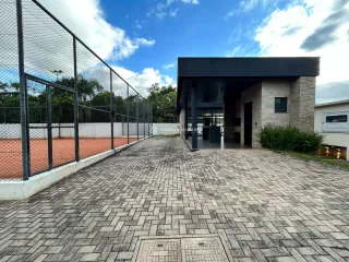 Fachada moderna de uma residência com calçada de pedras em Lajeado.