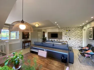 Sala de estar com sofá e lareira em ambiente interno.