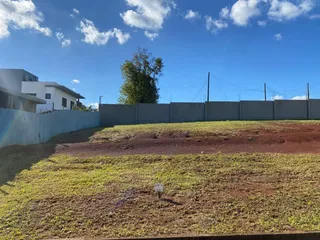Vista externa de um terreno com grama e cerca em Lajeado, Brasil.
