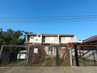 Fachada de uma casa em Lajeado, Brasil, com portão de metal.