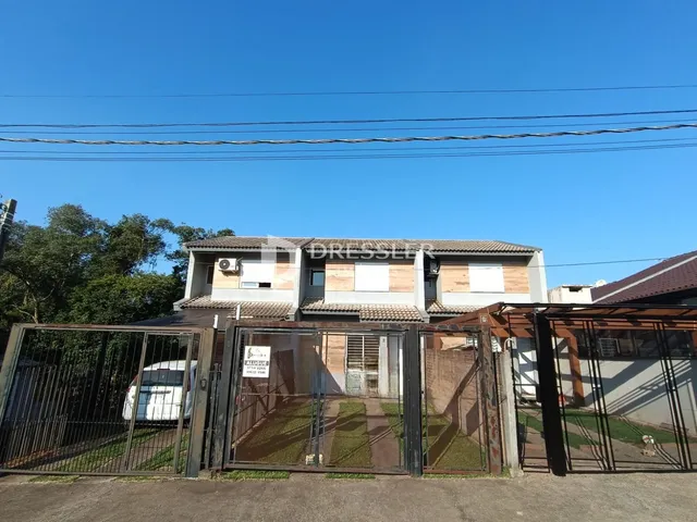 Fachada de uma casa em Lajeado, Brasil, com portão de metal.