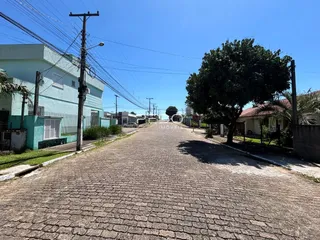 Vista da rua com casas e vegetação em Lajeado, Brasil.