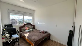 Quarto com cama e janela de vista para a paisagem.