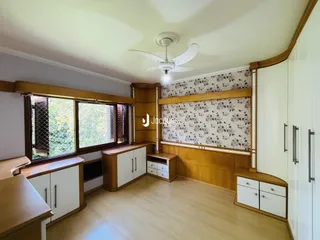 Sala de estar com acabamentos em madeira e decoração de parede.