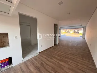 Vista interna de um corredor com piso de madeira.