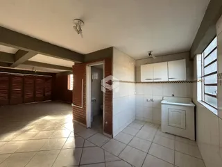 Foto de um ambiente interno com corredor e área de cozinha em um imóvel.