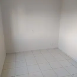 Foto de um cômodo vazio com paredes brancas e piso de cerâmica.