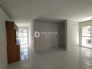 Hall de entrada com piso de porcelanato claro e paredes brancas.