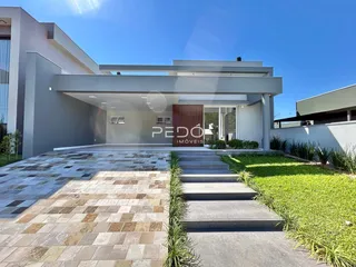 Fachada moderna de uma residência em Lajeado, Brasil com área externa pavimentada.