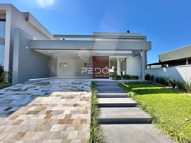 Fachada moderna de uma residência em Lajeado, Brasil com área externa pavimentada.