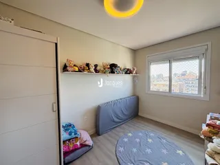 Quarto com janela e armário em um apartamento em Lajeado.
