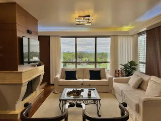 Sala de estar com dois sofás e uma mesa de centro em um imóvel no Brasil.