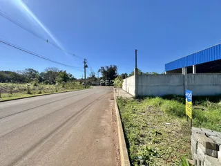 Vista da rua em Lajeado, Brasil com muro de concreto.