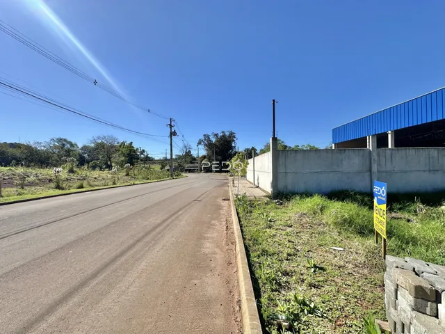 Vista da rua em Lajeado, Brasil com muro de concreto.