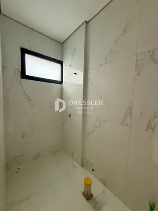 Interior de um ambiente com revestimento em mármore branco.