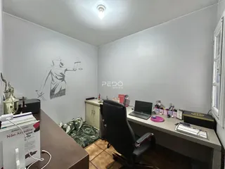 Foto de um escritório com parede decorada em Lajeado, Brasil.