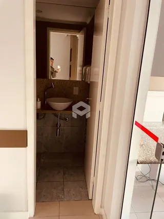 Foto de um banheiro interno com azulejos e pia.