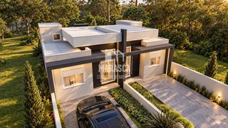 Fachada moderna de uma casa residencial com paisagismo e área externa pavimentada.