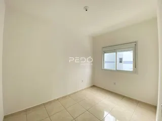 Foto de um cômodo interno com piso de cerâmica e paredes brancas.